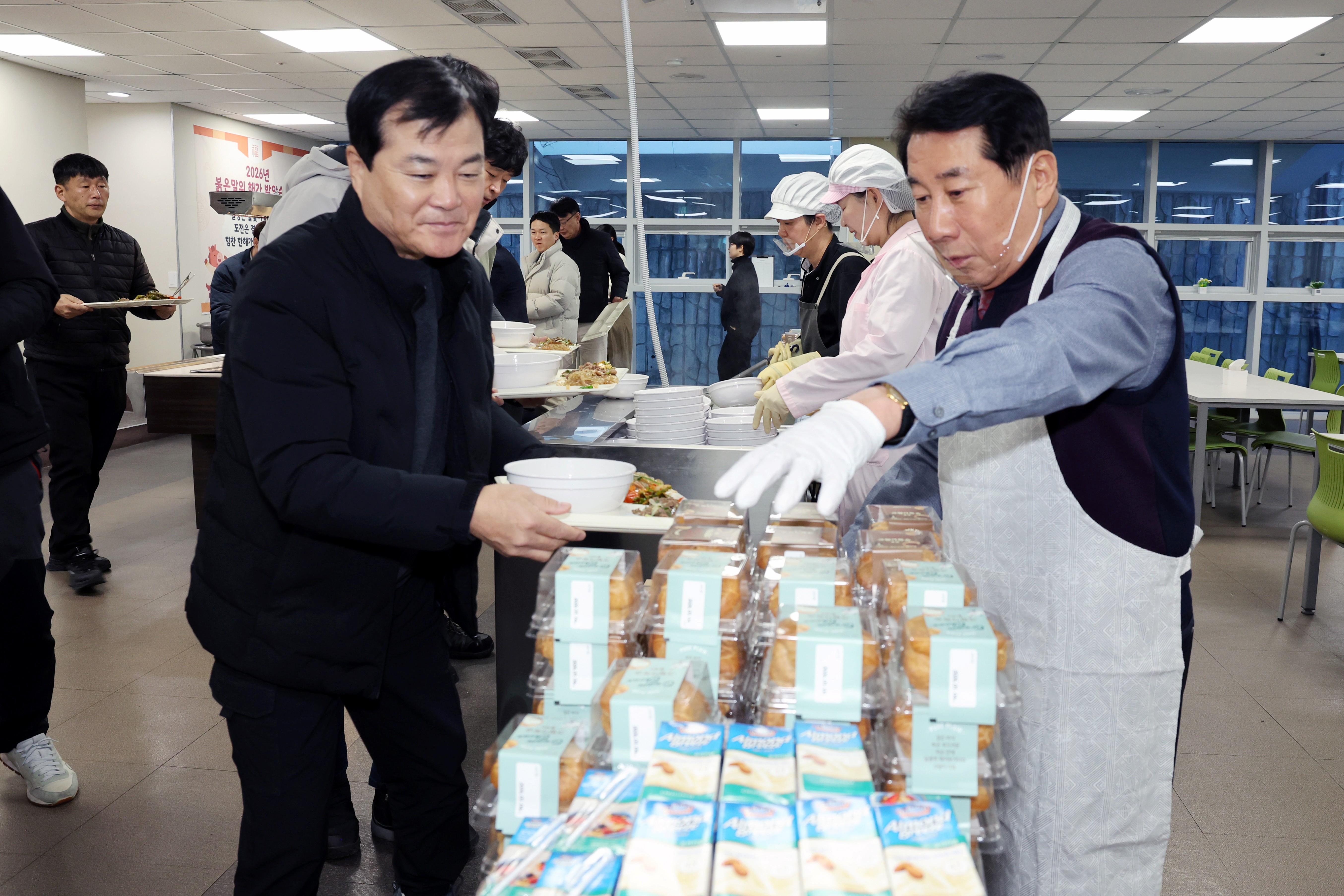 양산시장, 새해 직원 격려 구내식당 배식봉사(2026. 1. 2. 시청 구내식당)