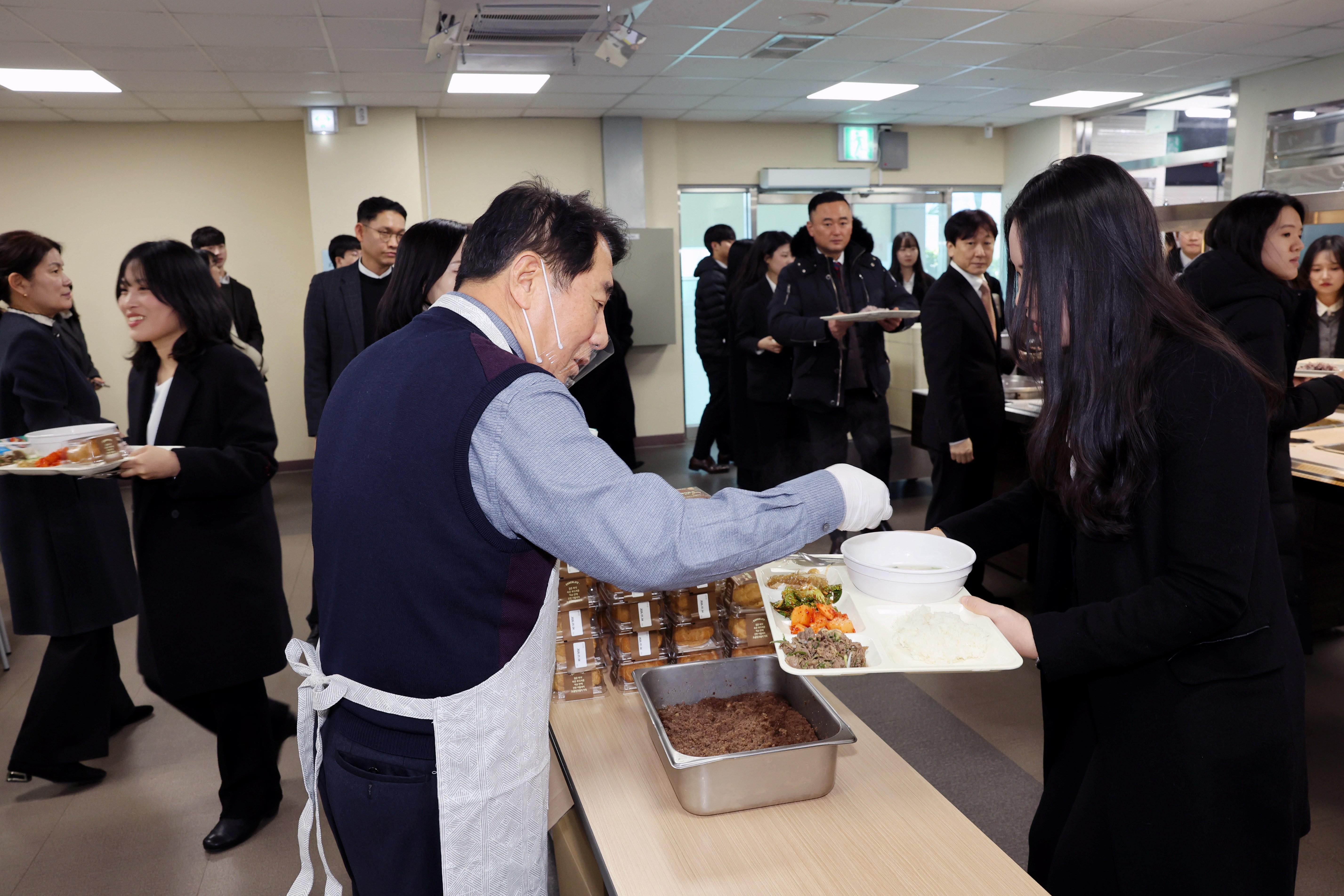 양산시장, 새해 직원 격려 구내식당 배식봉사(2026. 1. 2. 시청 구내식당)