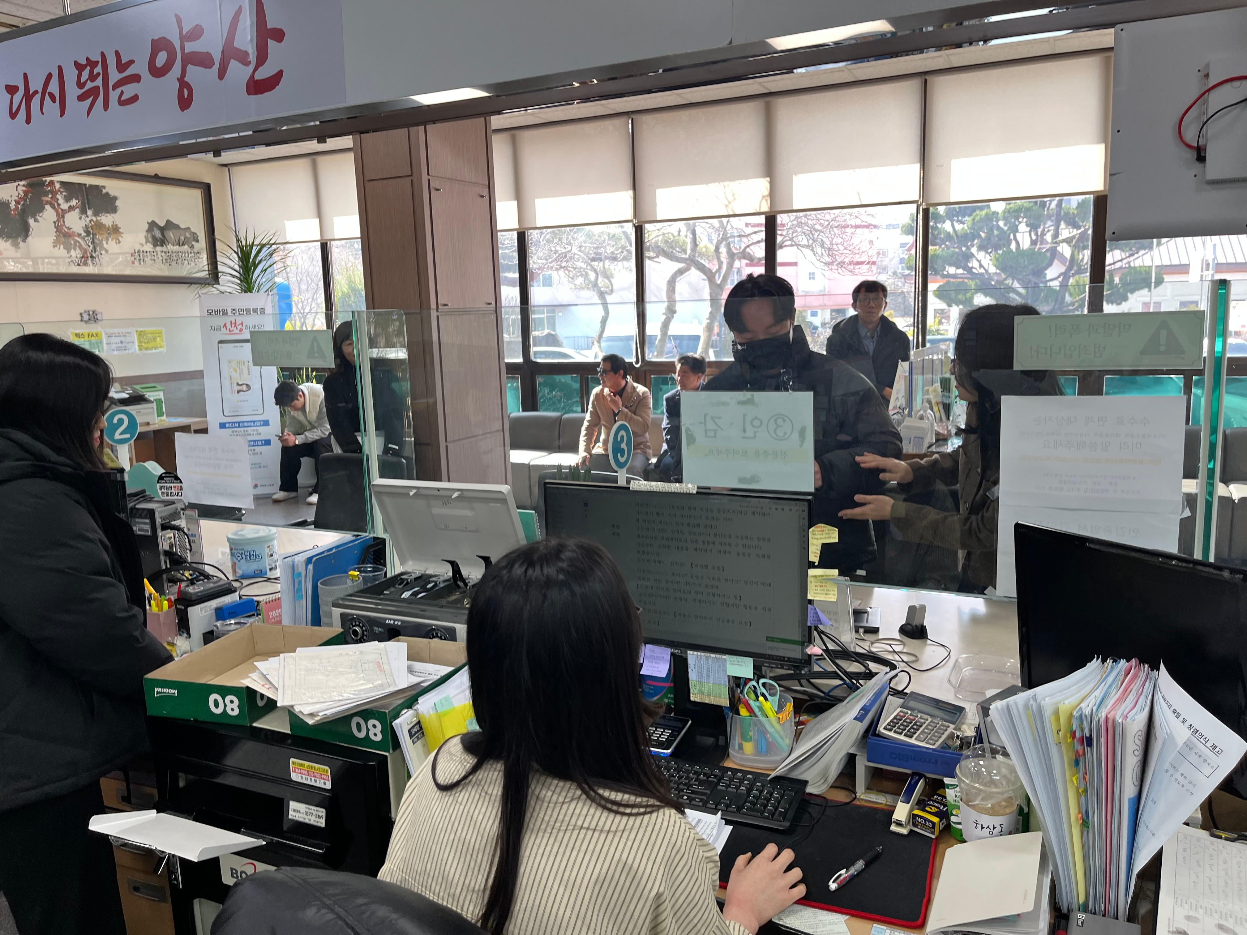 2025년 중앙동 민원실 모의훈련 사진입니다.