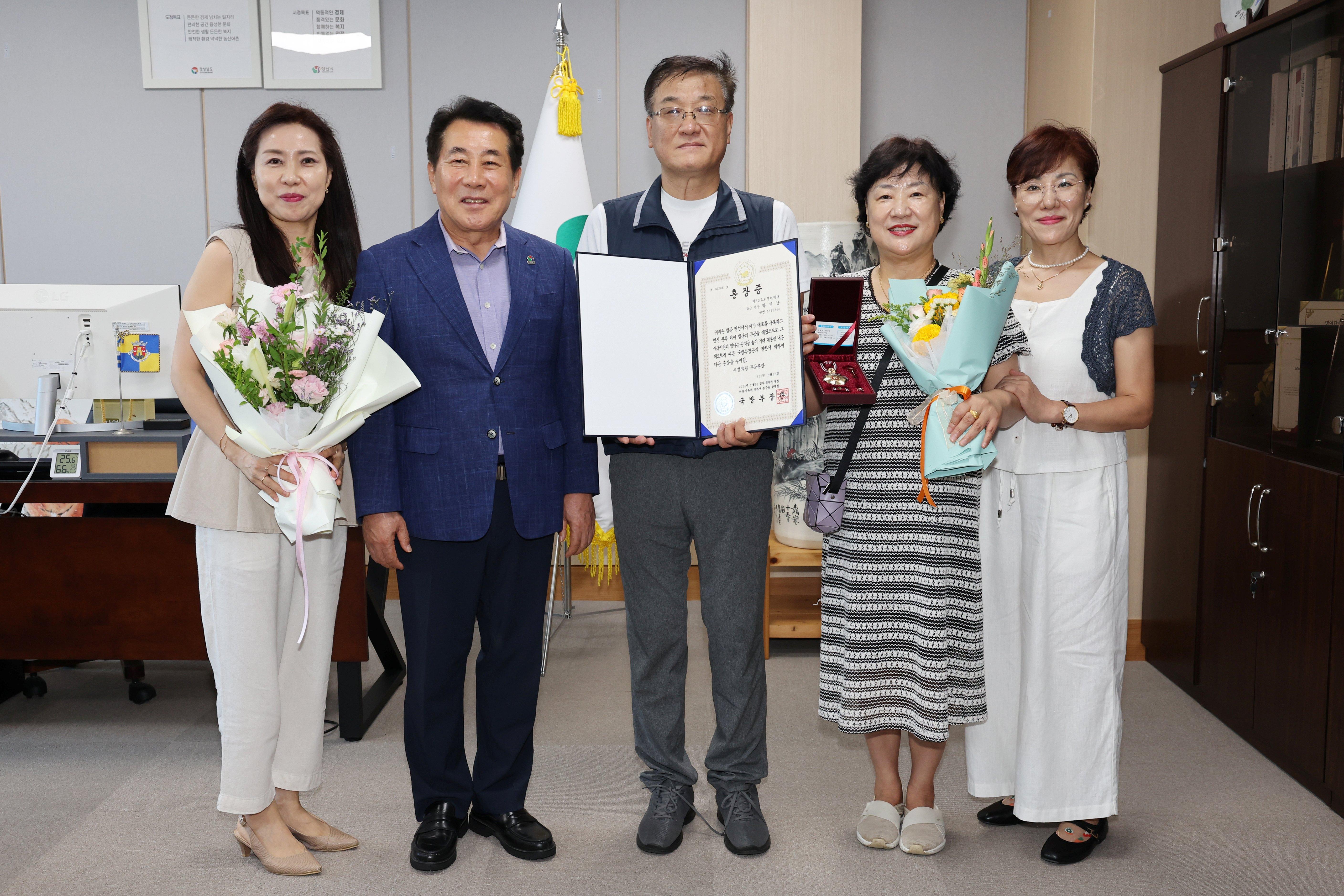 양산시, 6.25 참전유공자 유족에 화랑무공훈장 전수(2025. 8. 26. 집무실)