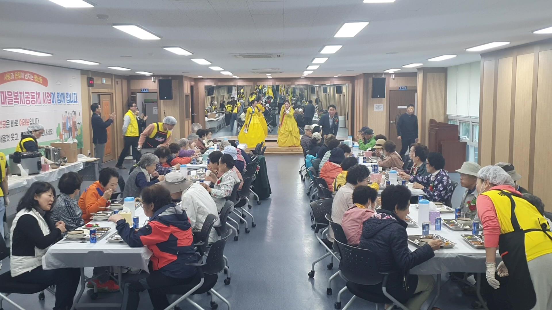 돌봄이웃에게 균형잡힌 식사제공과 문화공연관람 등 정서적 안정을 제공함