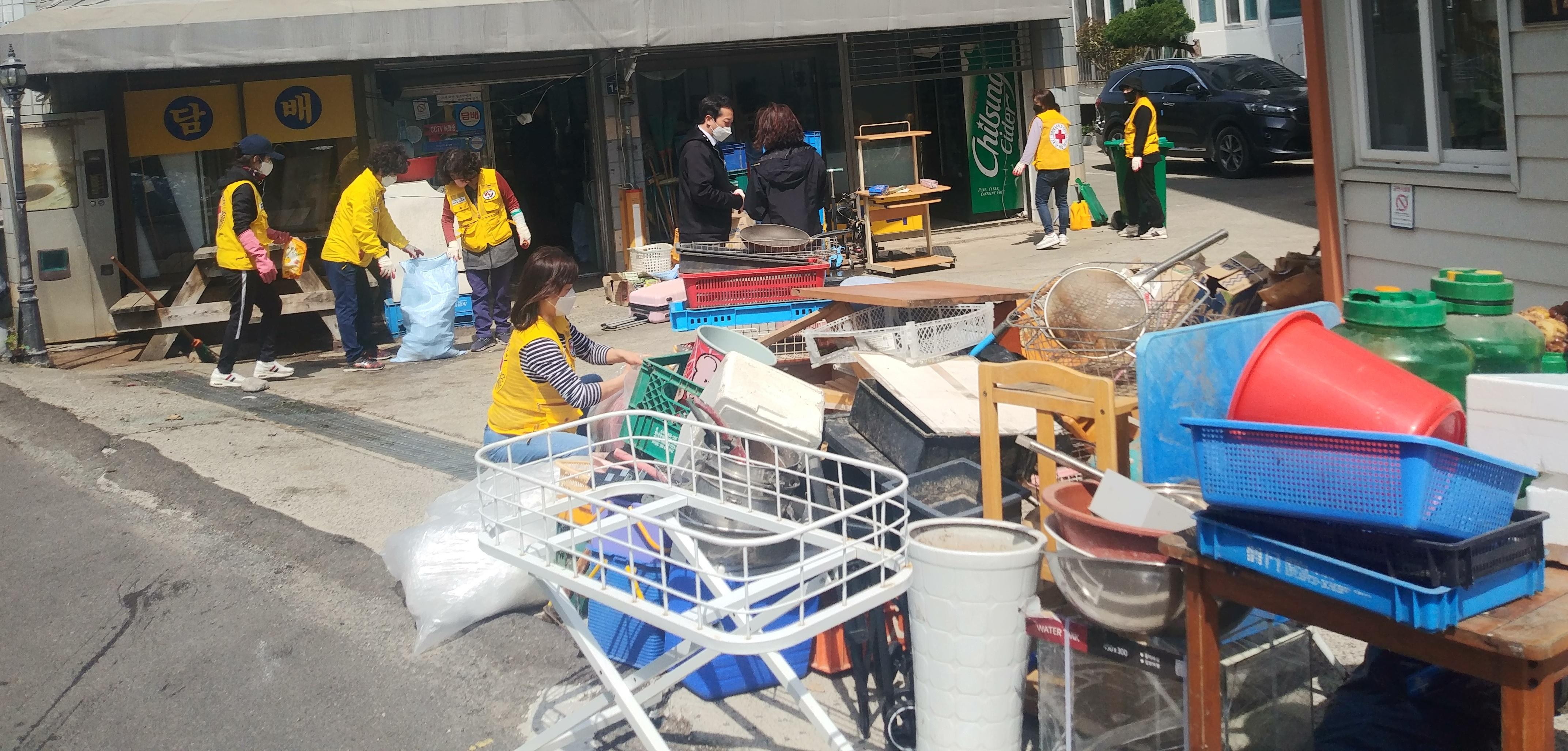 「평산동 적십자봉사회 위기가정 청소 봉사활동」실시